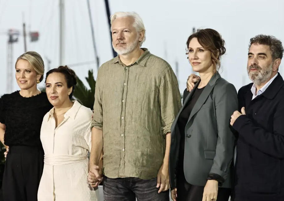 REAPARECE JULIAN ASSANGE EN FESTIVAL DE CANNES; EXIGE JUSTICIA PARA NIÑOS PALESTINOS